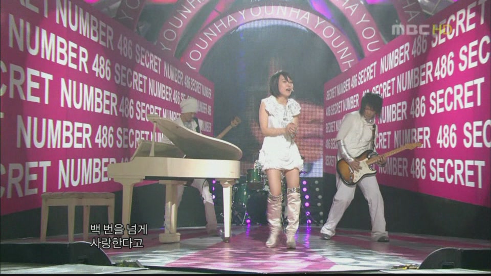 빨간색, 정적인 자세, 단순한 화면전환 등의 한국화